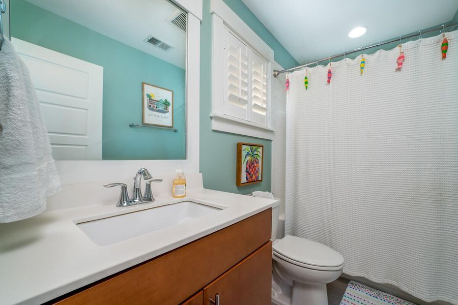Bathroom 3: Shower/Tub