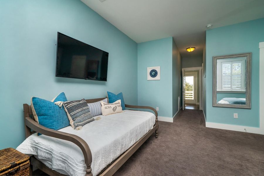 Bedroom 1: King Bed + single bed