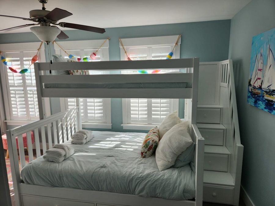 Bedroom 3: Queen bed + single bed