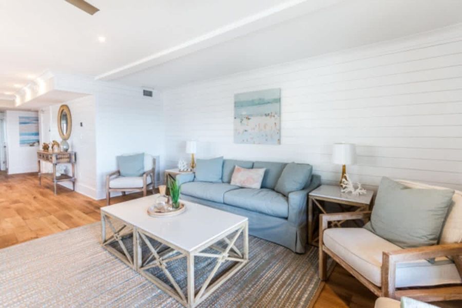 Spacious living room with plenty of seating for your group