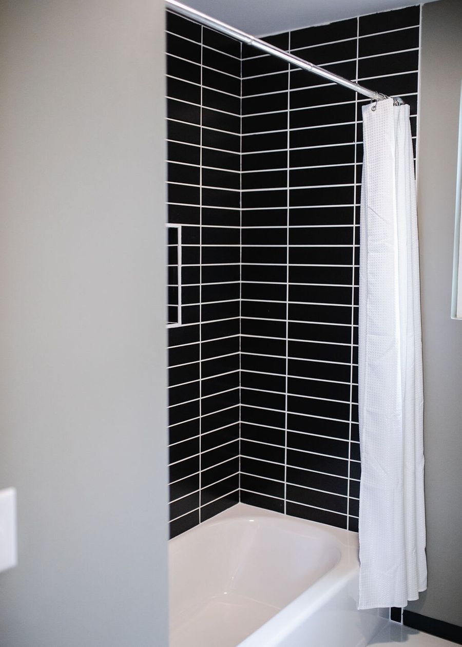 Bathroom 2: Shower/tub combo