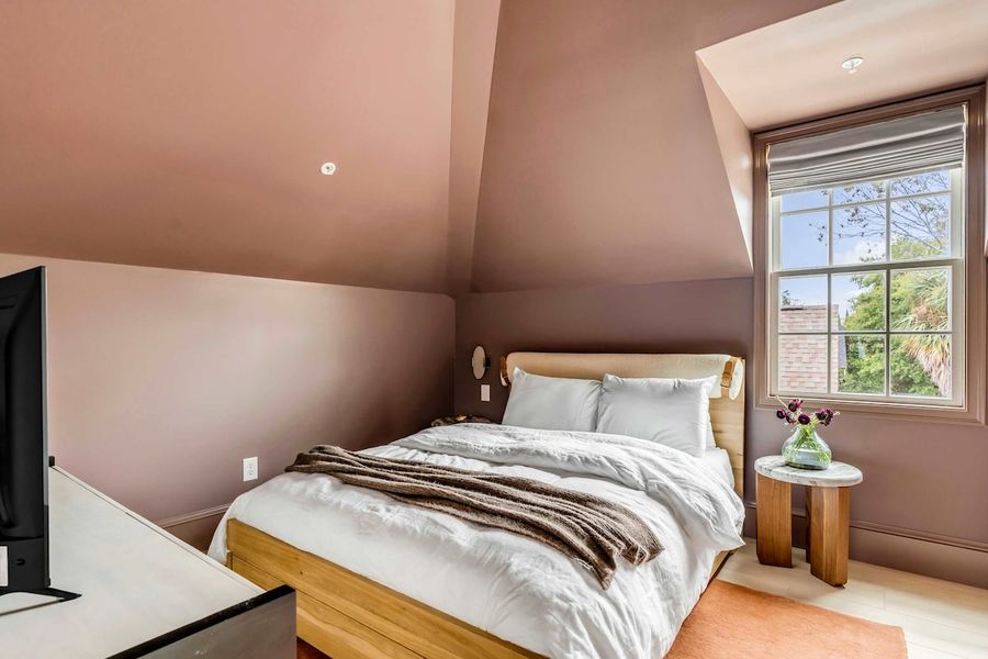 Bedroom 3: Queen bed
