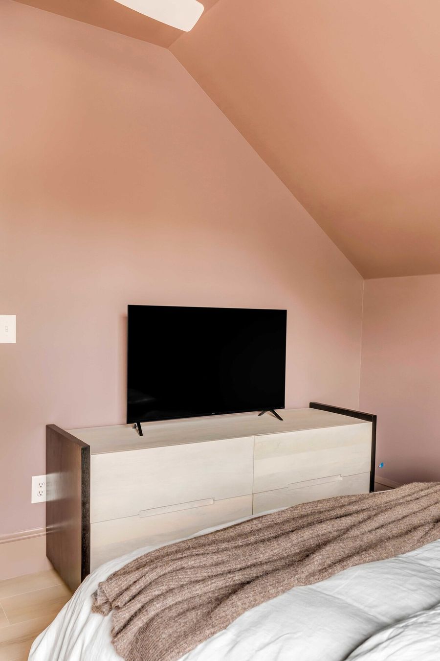 Bedroom 3: Queen bed