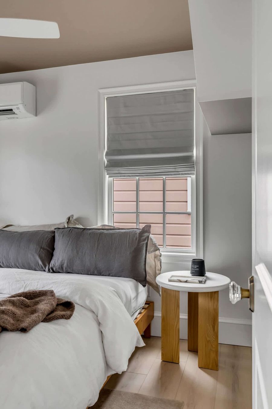 Bedroom 2: Queen bed