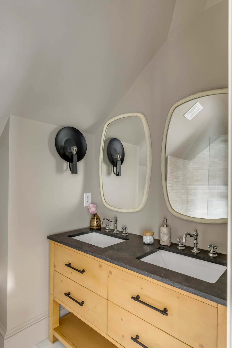 Bathroom 1: Double vanity