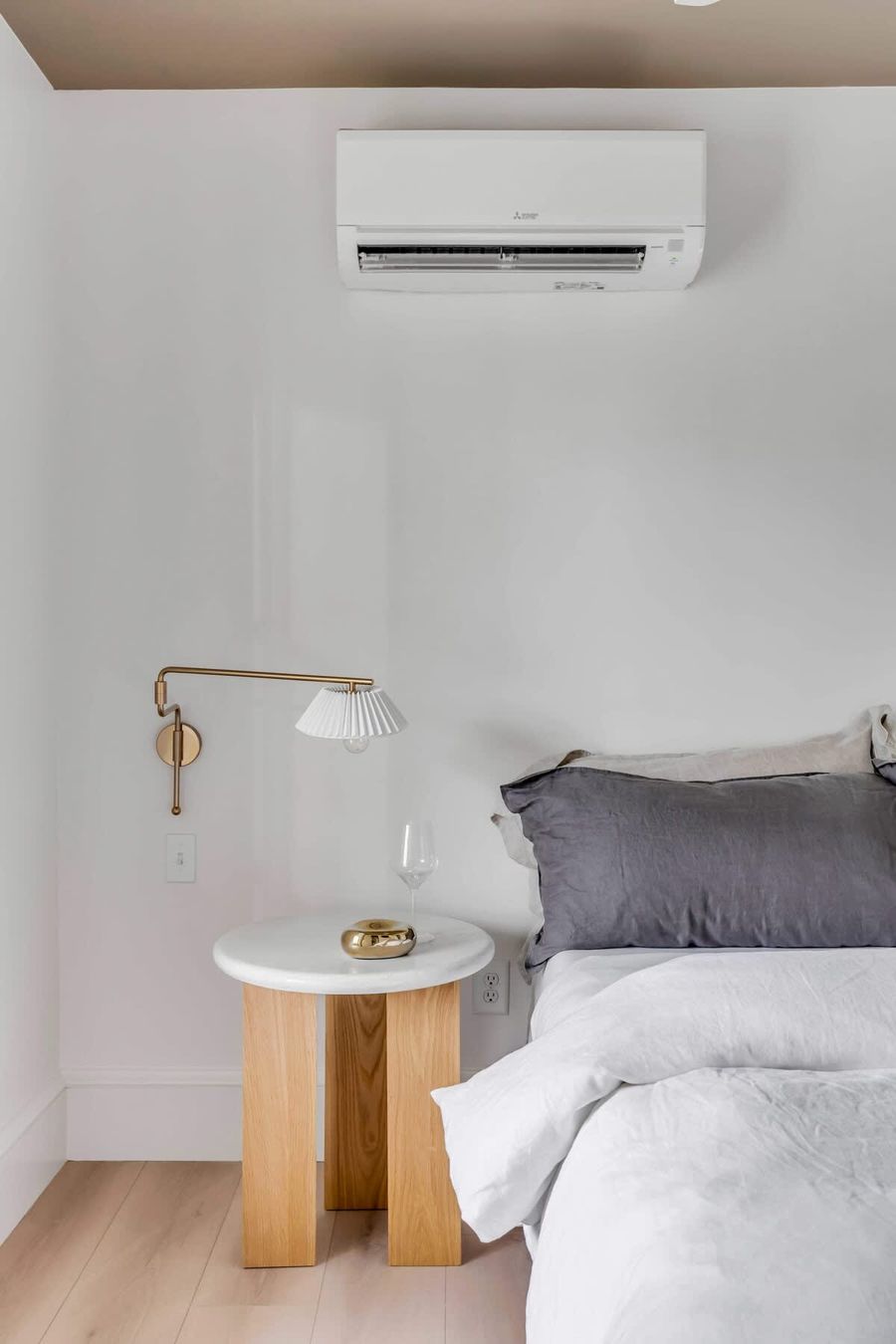 Bedroom 2: Queen bed