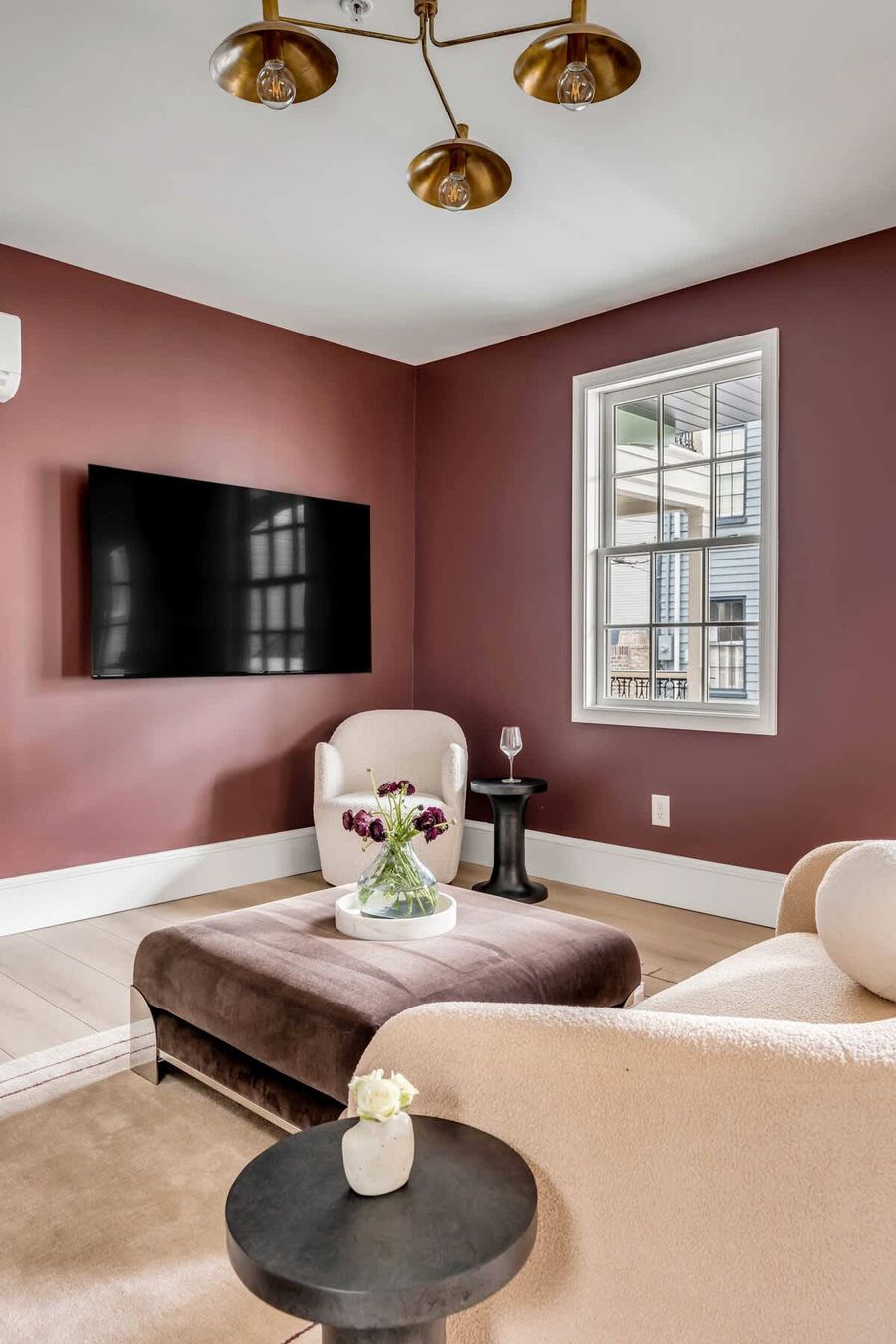 Spacious living room + TV