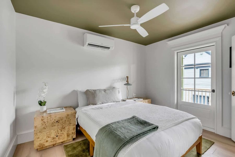 Bedroom 3: Queen bed