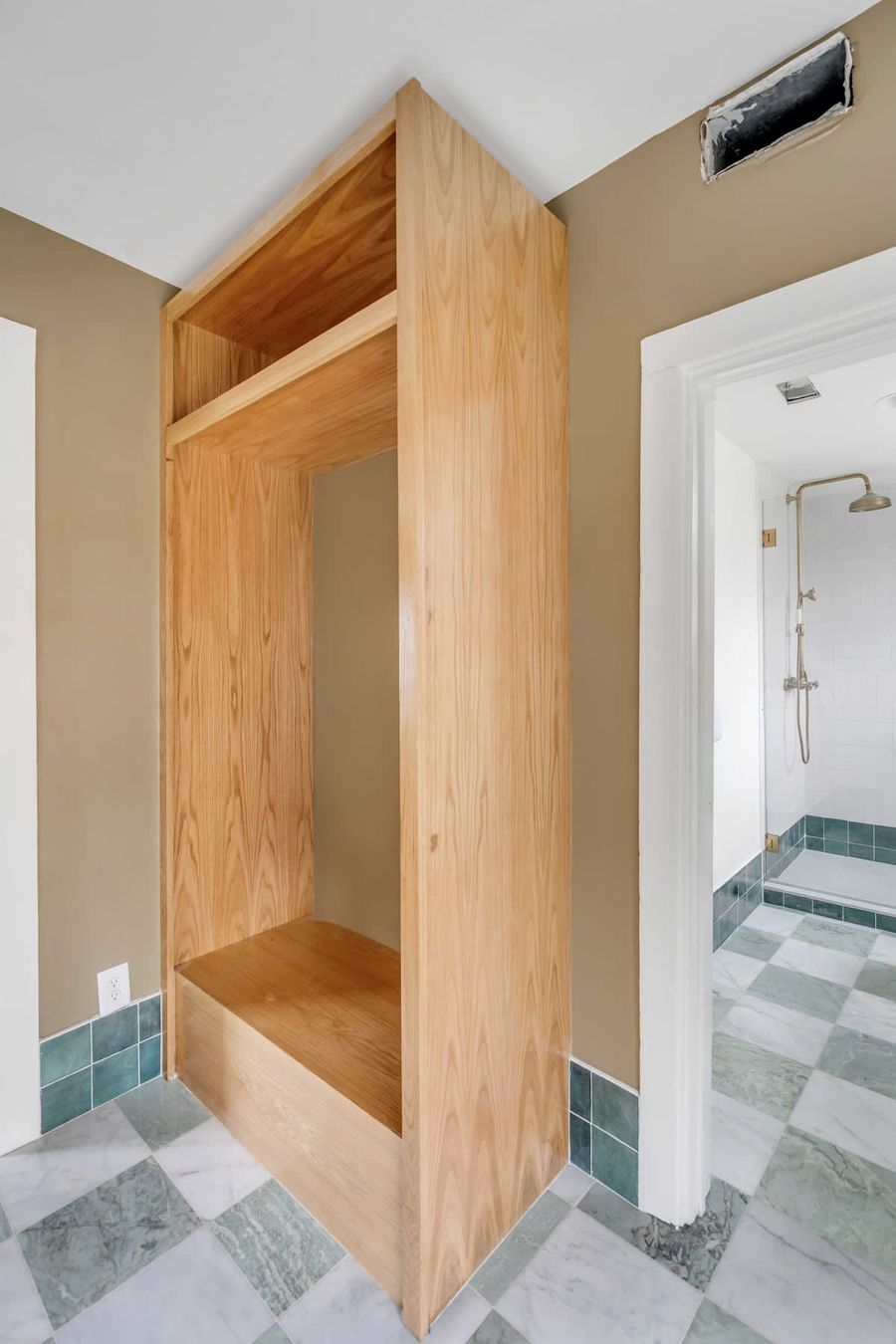 Bathroom 3: Walk-in shower + Extra storage