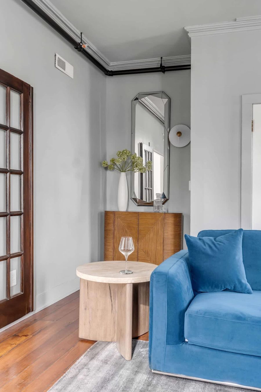
Spacious living room with seating for your entire group!