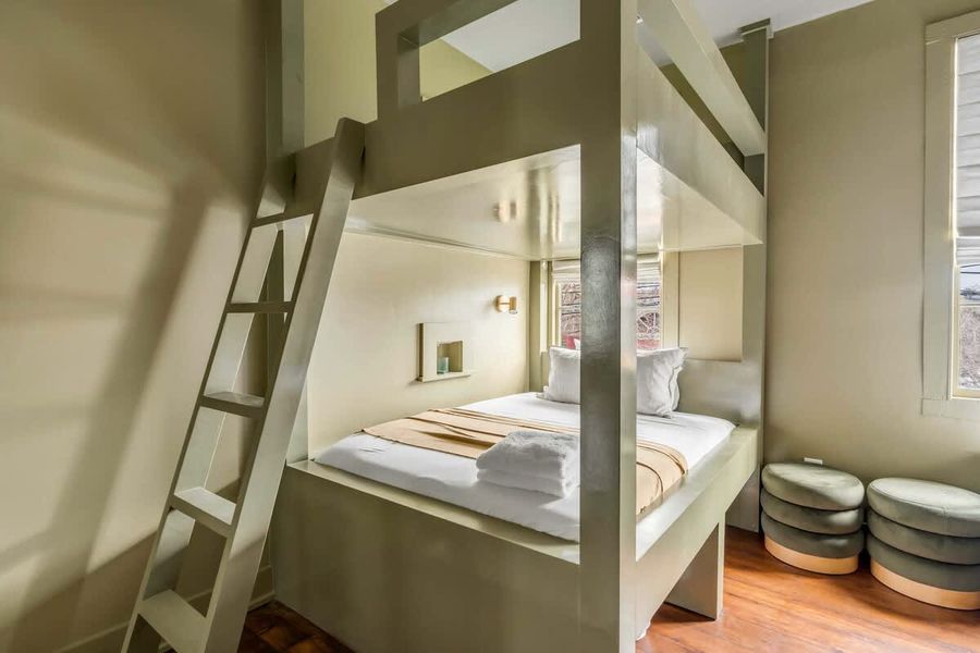 Bedroom 5: Twin Bed x4 (Bunks)