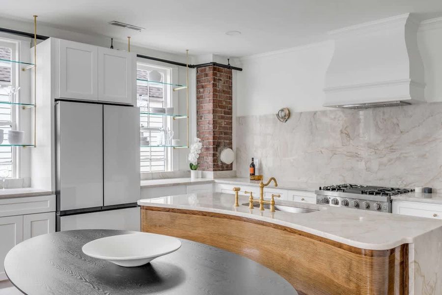 Fully equipped kitchen with kitchen island