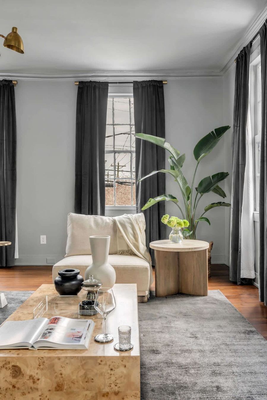 
Spacious living room with seating for your entire group!