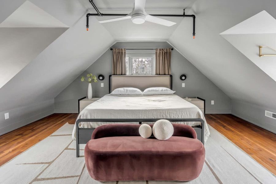 Bedroom 2: King Bed
