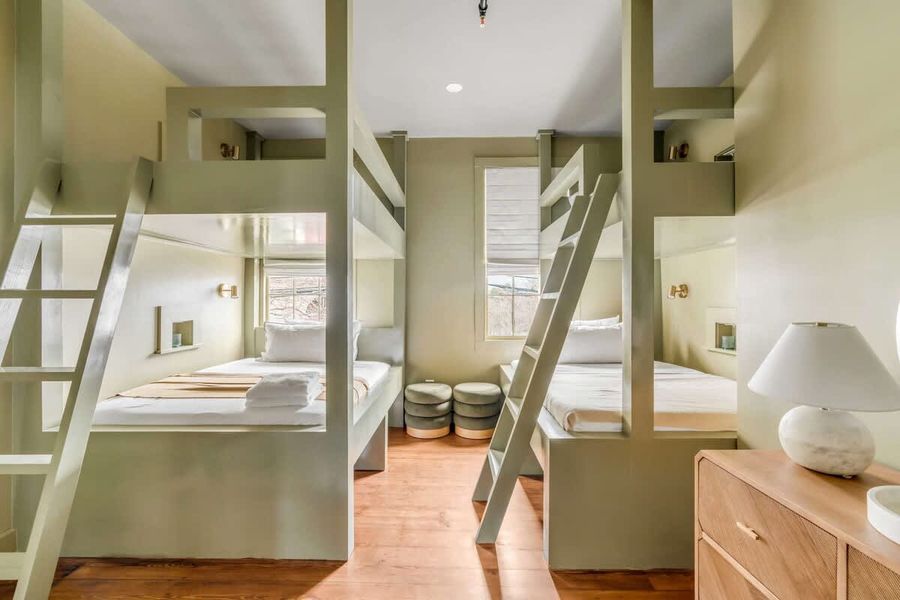 Bedroom 5: Twin Bed x4 (Bunks)