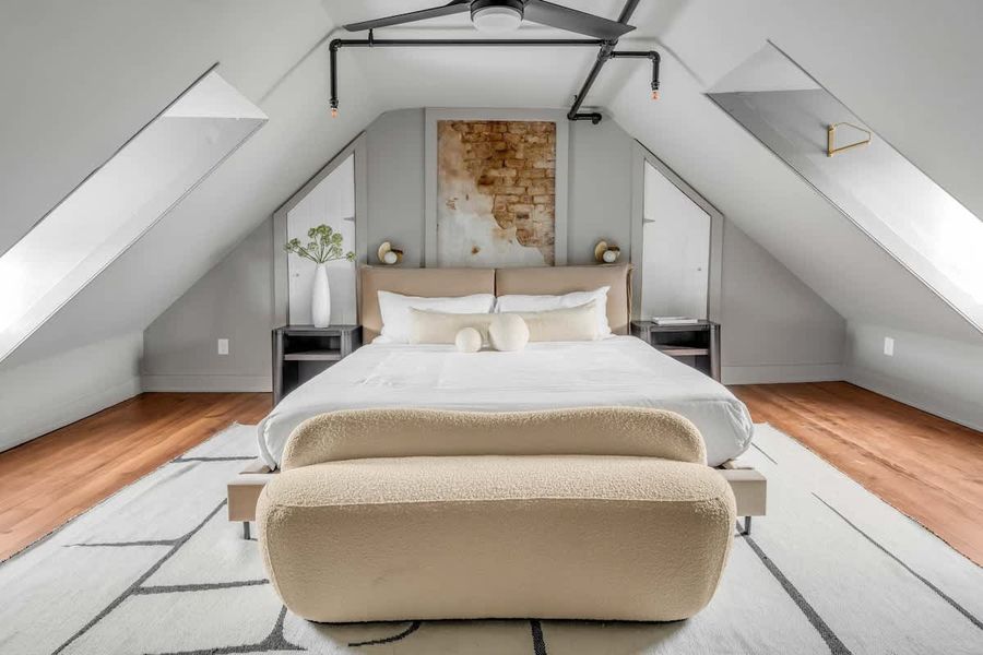 Bedroom 1: King Bed