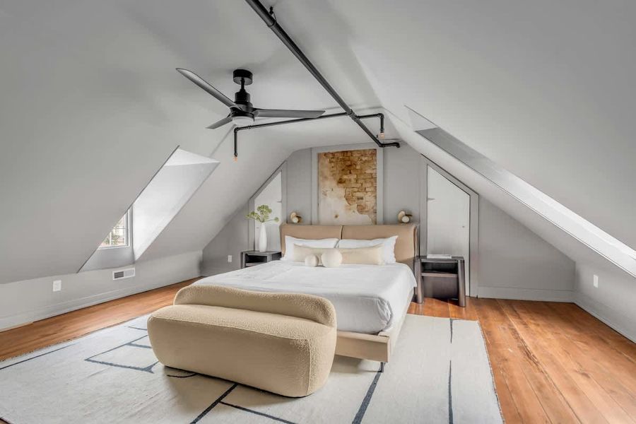 Bedroom 1: King Bed