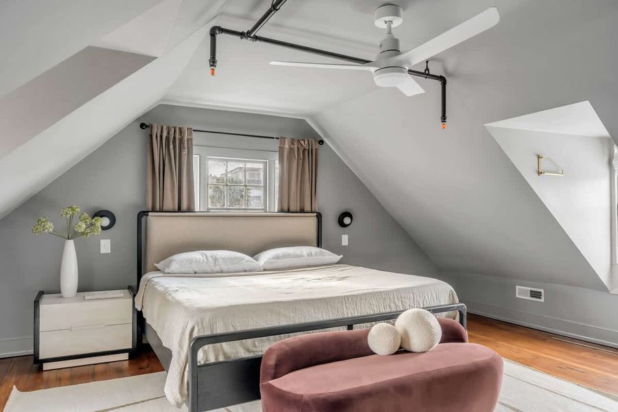 Bedroom 2: King Bed
