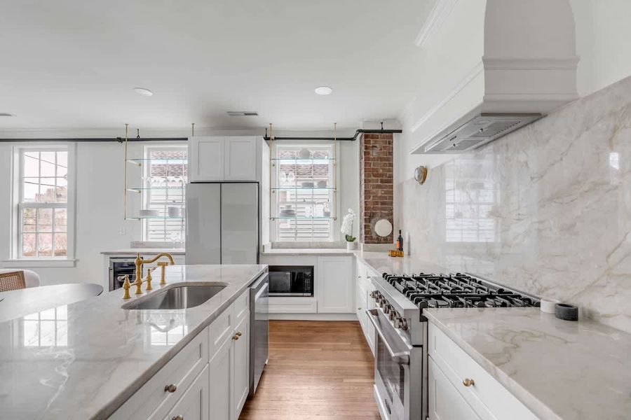 Fully equipped kitchen with kitchen island