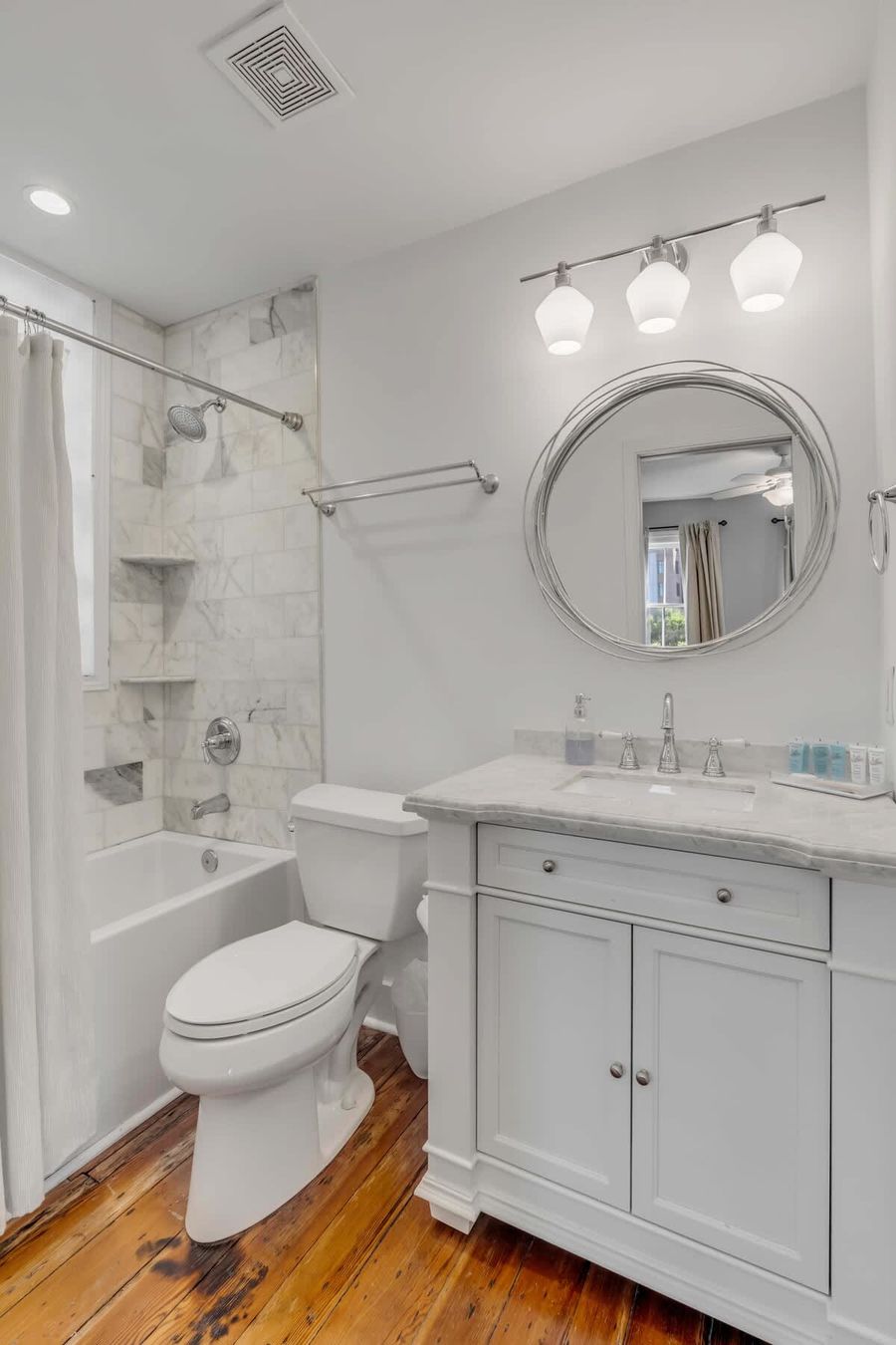 Bathroom 1: Shower/tub