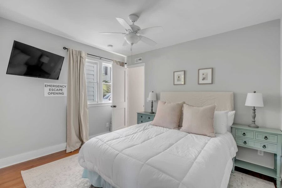 Bedroom 2: Queen bed