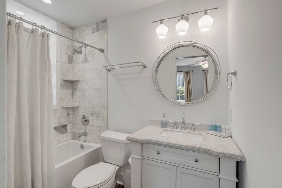 Bathroom 1: Shower/tub