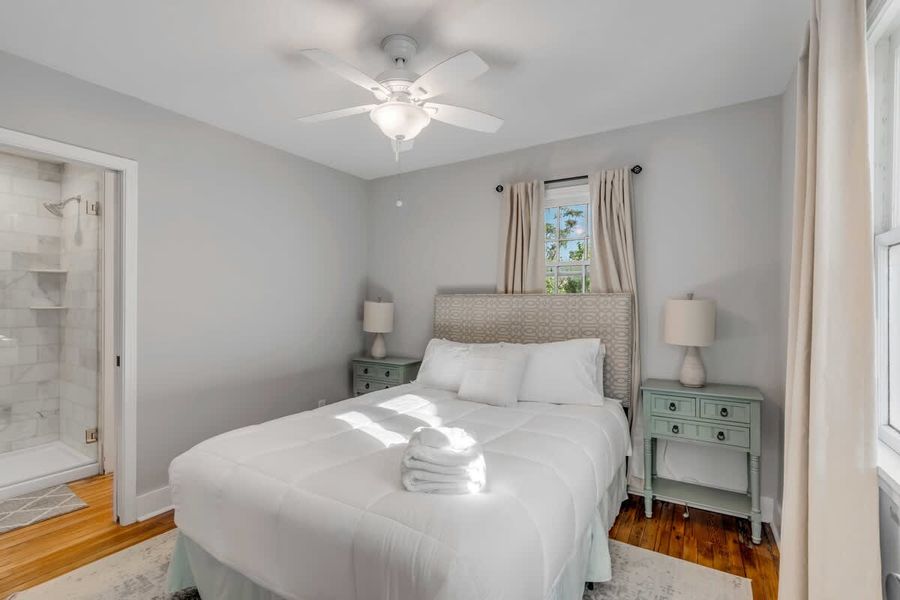 Bedroom 3: Queen bed