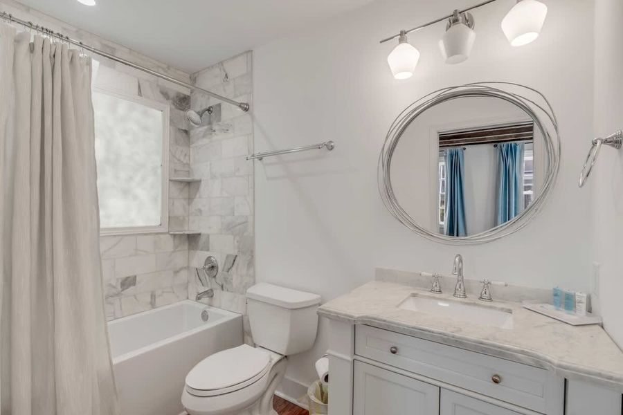 Bathroom 1: Shower/tub