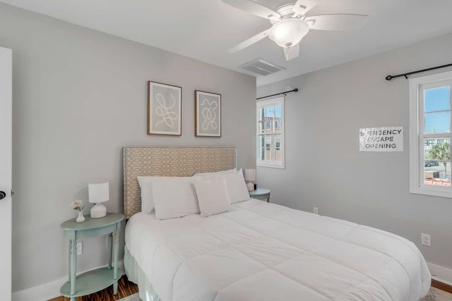 Bedroom 2: Queen bed