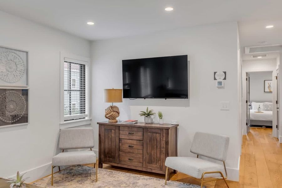 Spacious living room + TV