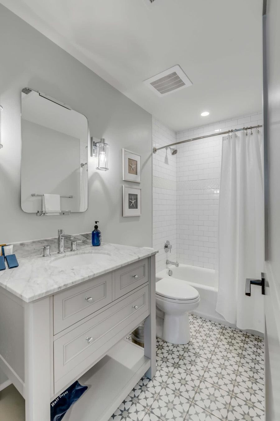 Bathroom 2: Shower/tub