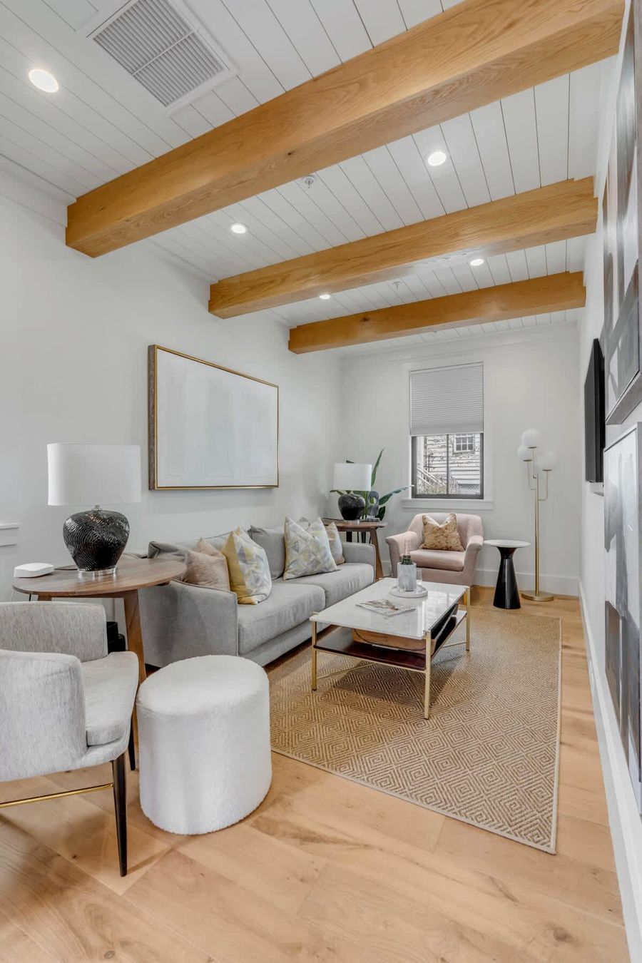 Spacious living room with seating for your entire group!