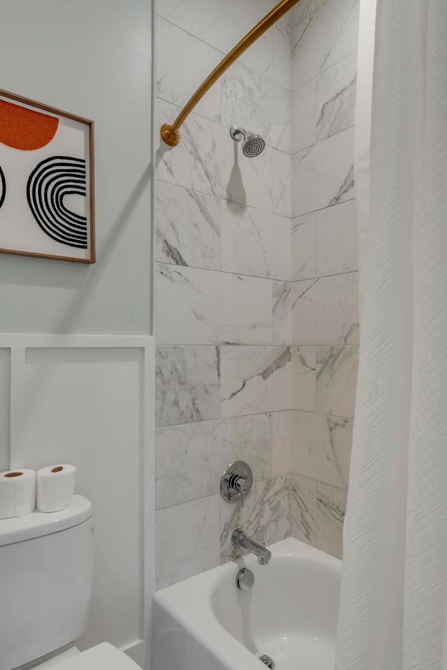 Bathroom 2: Shower/tub