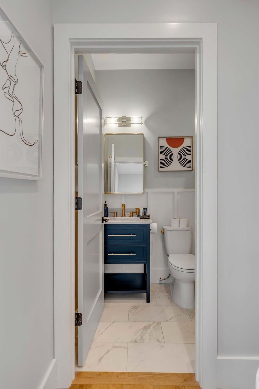 Bathroom 2: Shower/tub