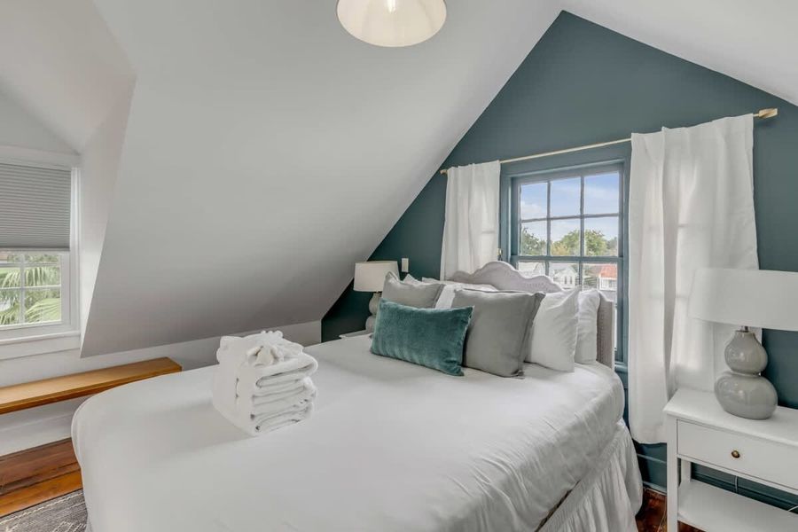 Bedroom 3: Queen Bed