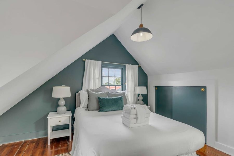 Bedroom 3: Queen Bed