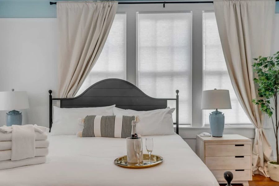 Bedroom 2: King Bed