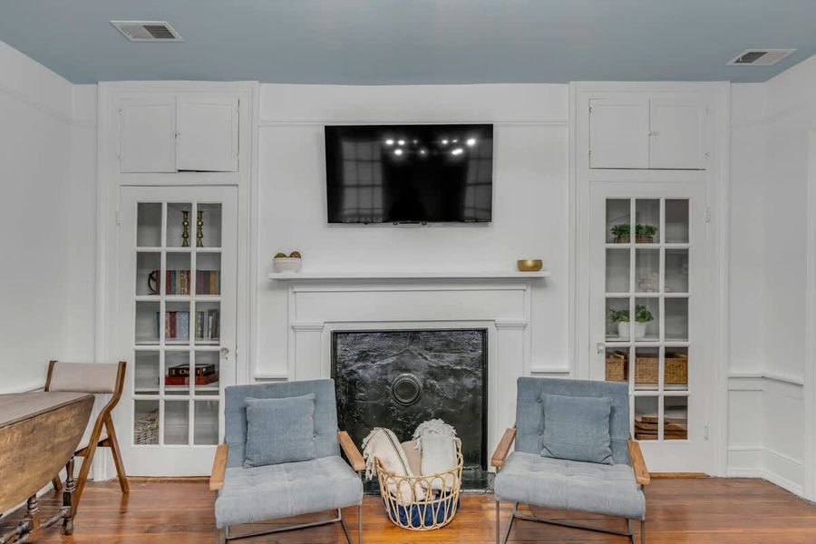 Spacious living room with seating for your entire group!