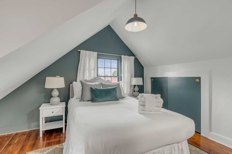 Bedroom 3: Queen Bed