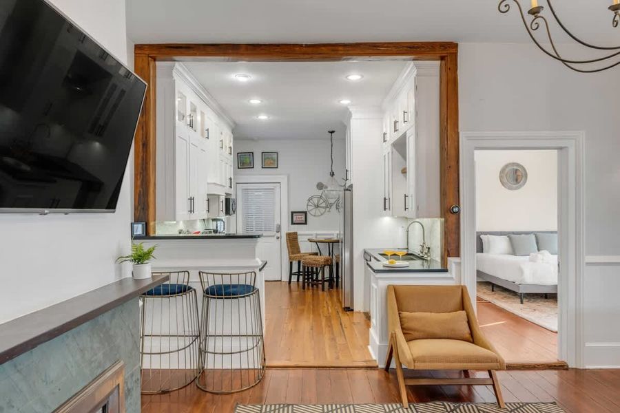 
Spacious living room with seating for your entire group!