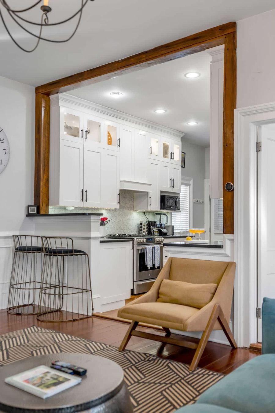 
Spacious living room with seating for your entire group!
