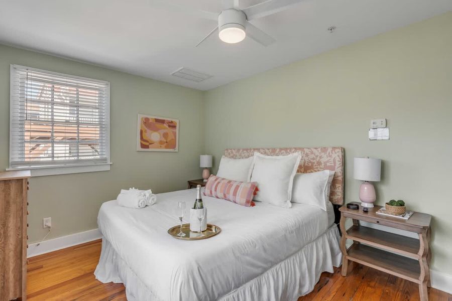 Bedroom 2: Queen bed
