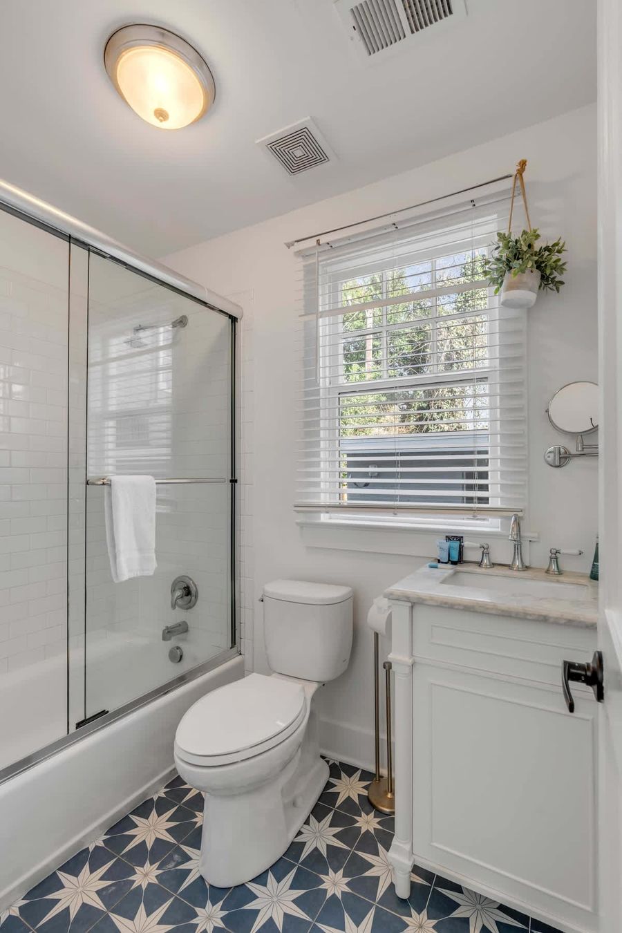 Bathroom 2: Shower/tub
