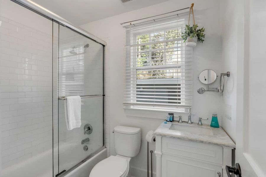 Bathroom 2: Shower/tub