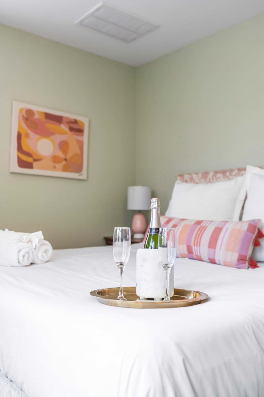 Bedroom 2: Queen bed