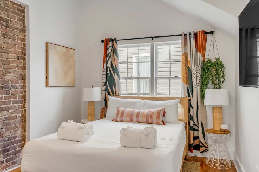 Bedroom 3: King bed