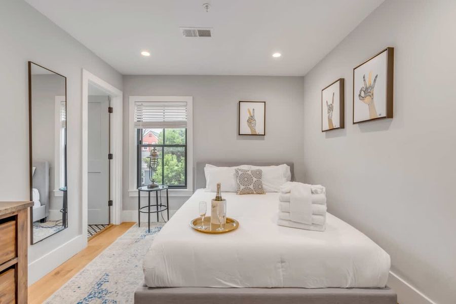 Bedroom 10: Queen Bed