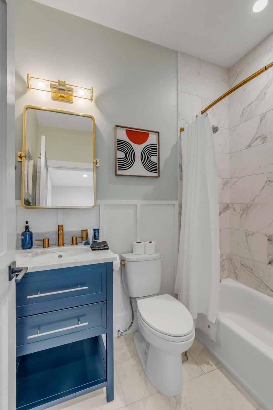 Bathroom 6: Shower/tub