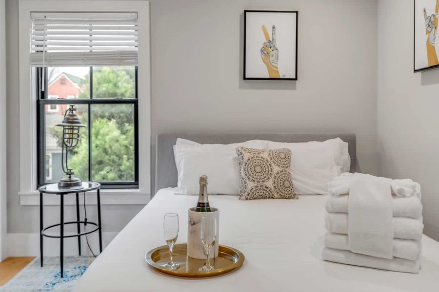 Bedroom 10: Queen Bed