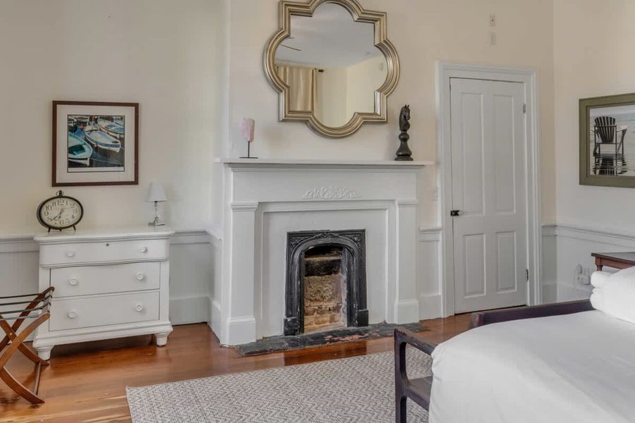 Bedroom 1: King Bed